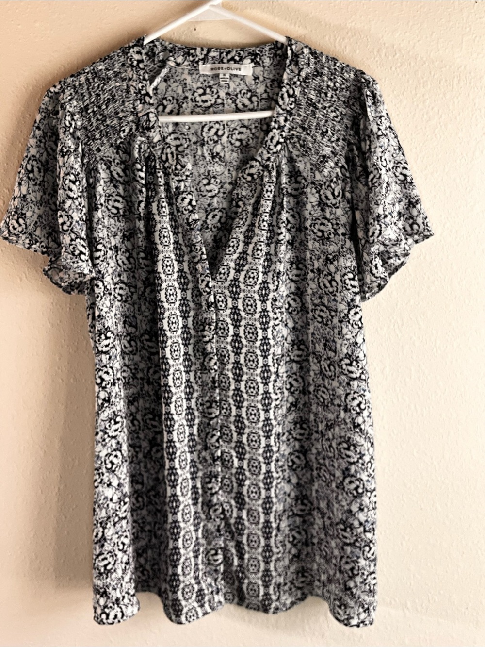 Moss Supply Co. V-Neck Short Sleeve Printed Women's Top - Black & White